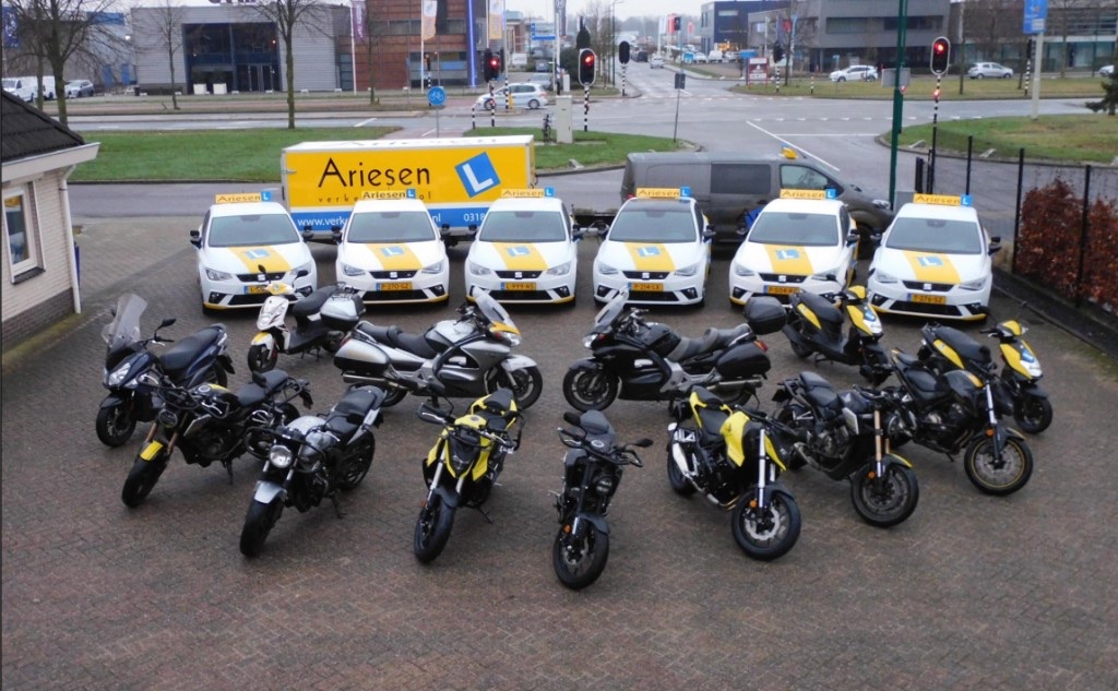 Lesvloot van Verkeersschool Ariesen: auto's, motoren en bromfietsen